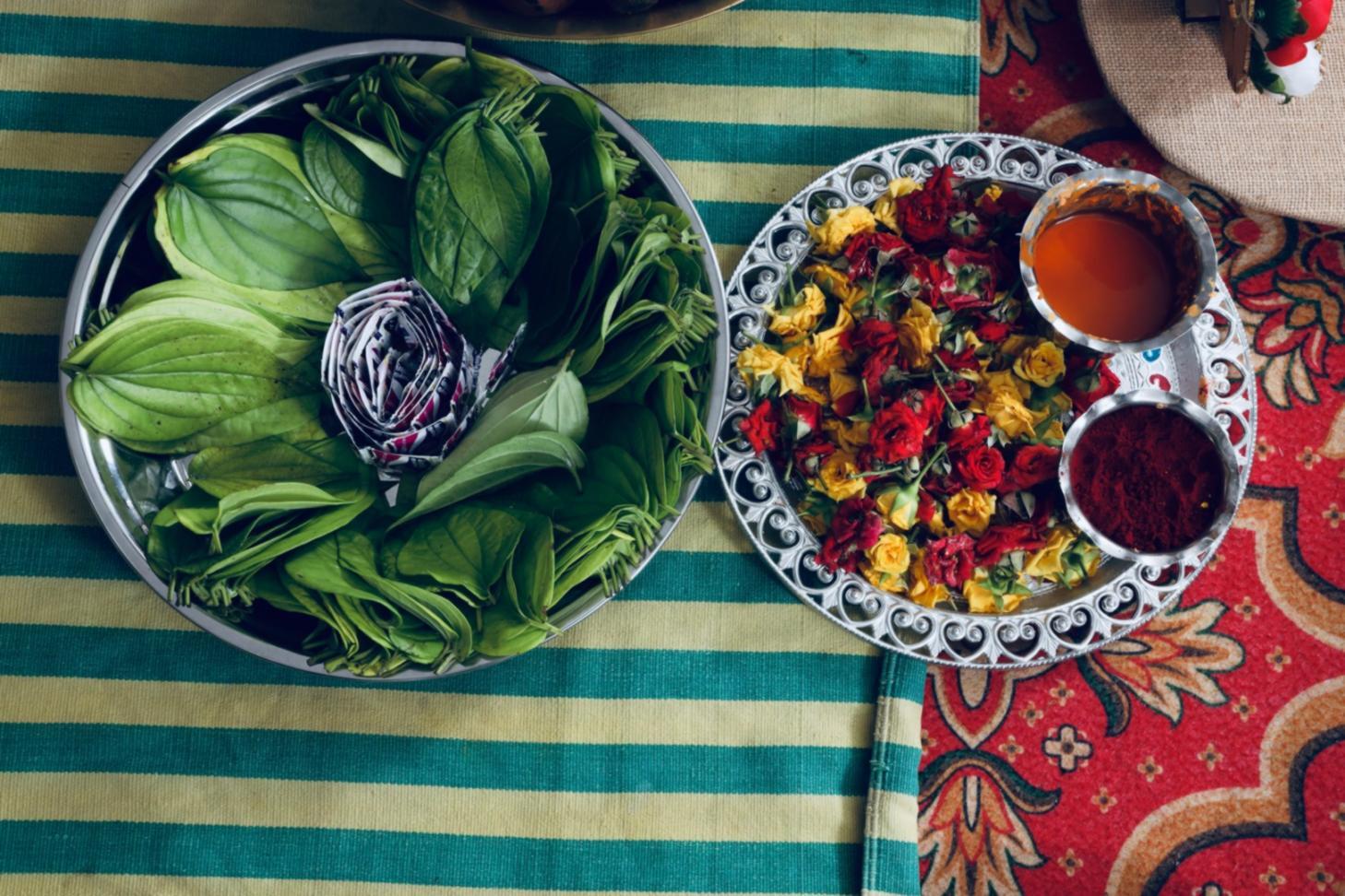 Процесс создания изысканной подачи блюда с элементами декора